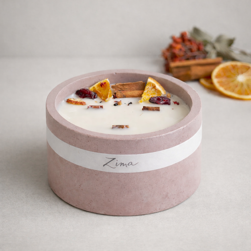 Sójová svicka v betonu se tremi drevenymi knoty s vuni zimy. Zdobena zimnim korenim a pomerancem. 