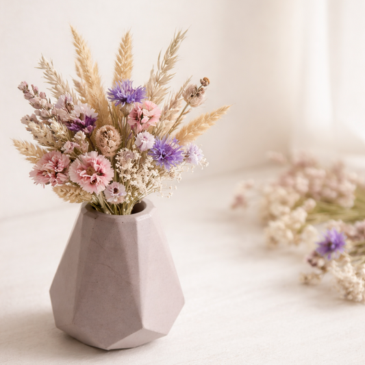 concrete vase with dried flowers Květina sušená v betonové vázičce - staroruzovy  diamant. Front point of view.