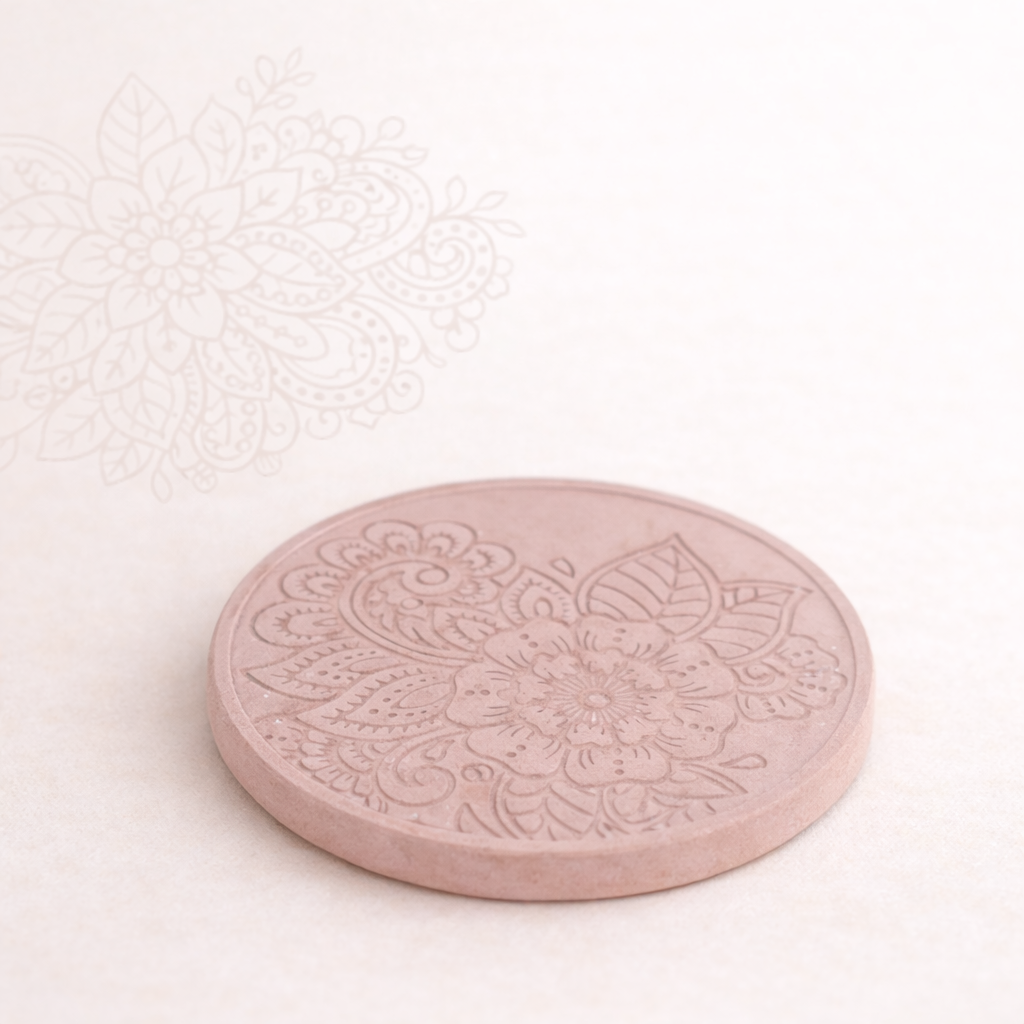 staroruzovy betonovuy podtacek na svetlem pozadi 