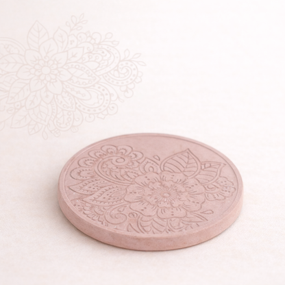 staroruzovy betonovuy podtacek na svetlem pozadi 