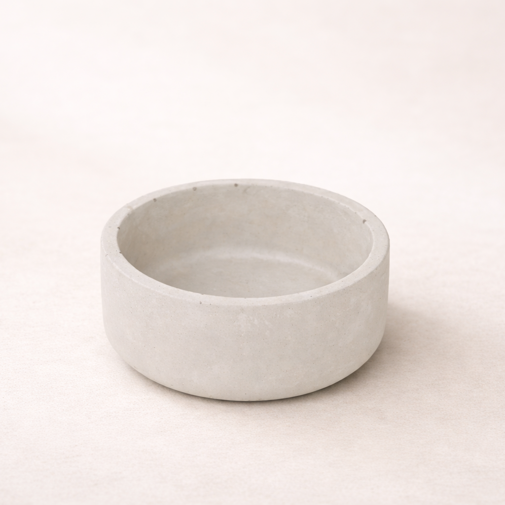 betonova misticka svetle seda na svetlem pozadi