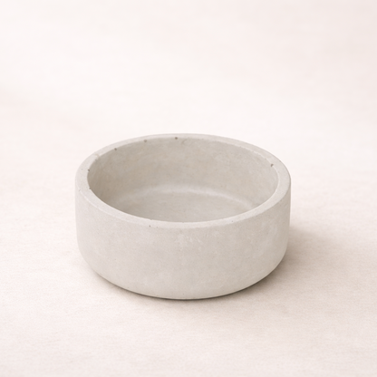 betonova misticka svetle seda na svetlem pozadi