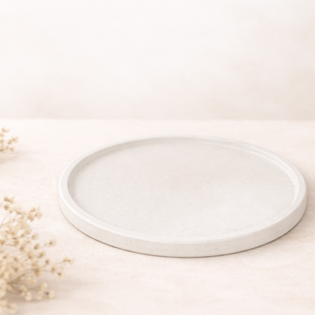 kulaty podtacek svetle sedy na svetlem pozadi