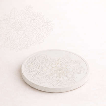 svetl betonovuy podtacek na svetlem pozadi 