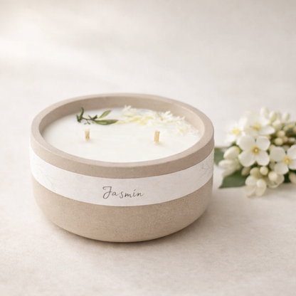 Elegantní svíčka se dvěma knoty a vůní jasmínu, která provoní interiér a navodí harmonickou atmosféru.