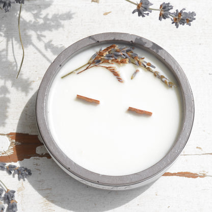 Sójová svíčka v betonové nádobce se dvěma dřevěnými knoty, vůně Levandule, moderní minimalistický design, přírodní dekorace do interiéru.