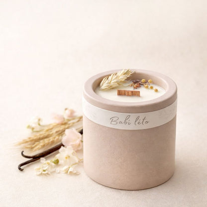 Podzimní sójová svíčka s vůní babího léta, odlitá v elegantní nádobě s dřevěným knotem pro  atmosféru jako u krbu