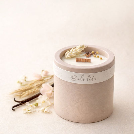 Podzimní sójová svíčka s vůní babího léta, odlitá v elegantní nádobě s dřevěným knotem pro  atmosféru jako u krbu