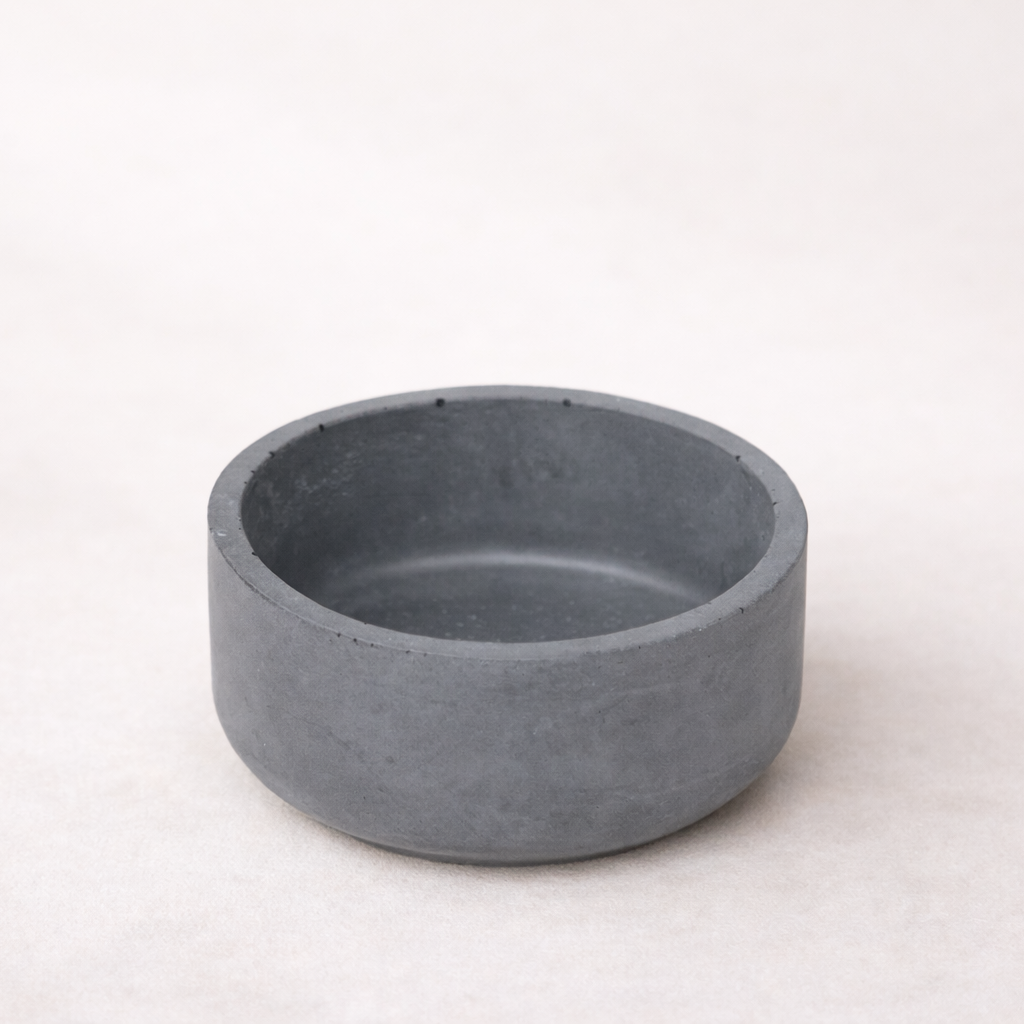 betonova misticka tmave seda na svetlem pozadi