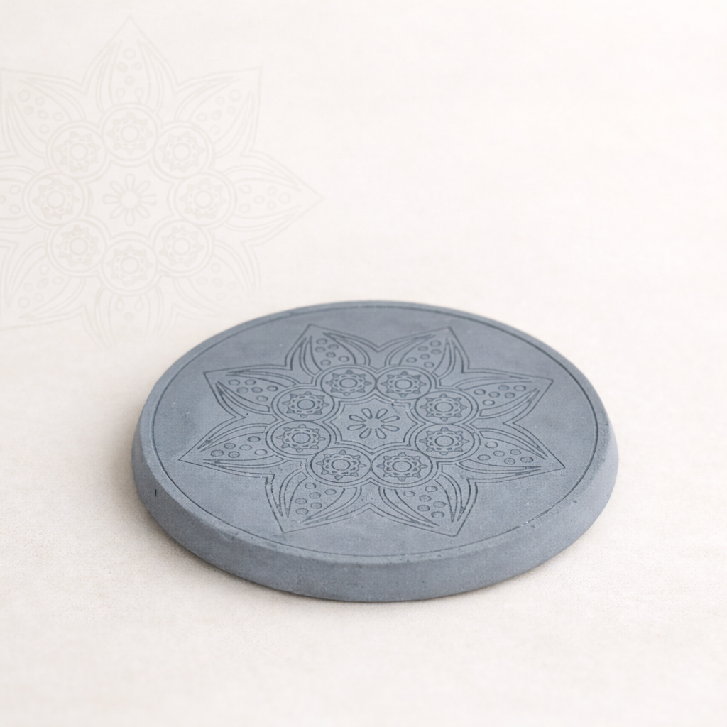 Ručně vyráběný betonový podtácek s jemným mandalovým motivem, focený v minimalistickém přírodním stylu na světlém pozadí.
