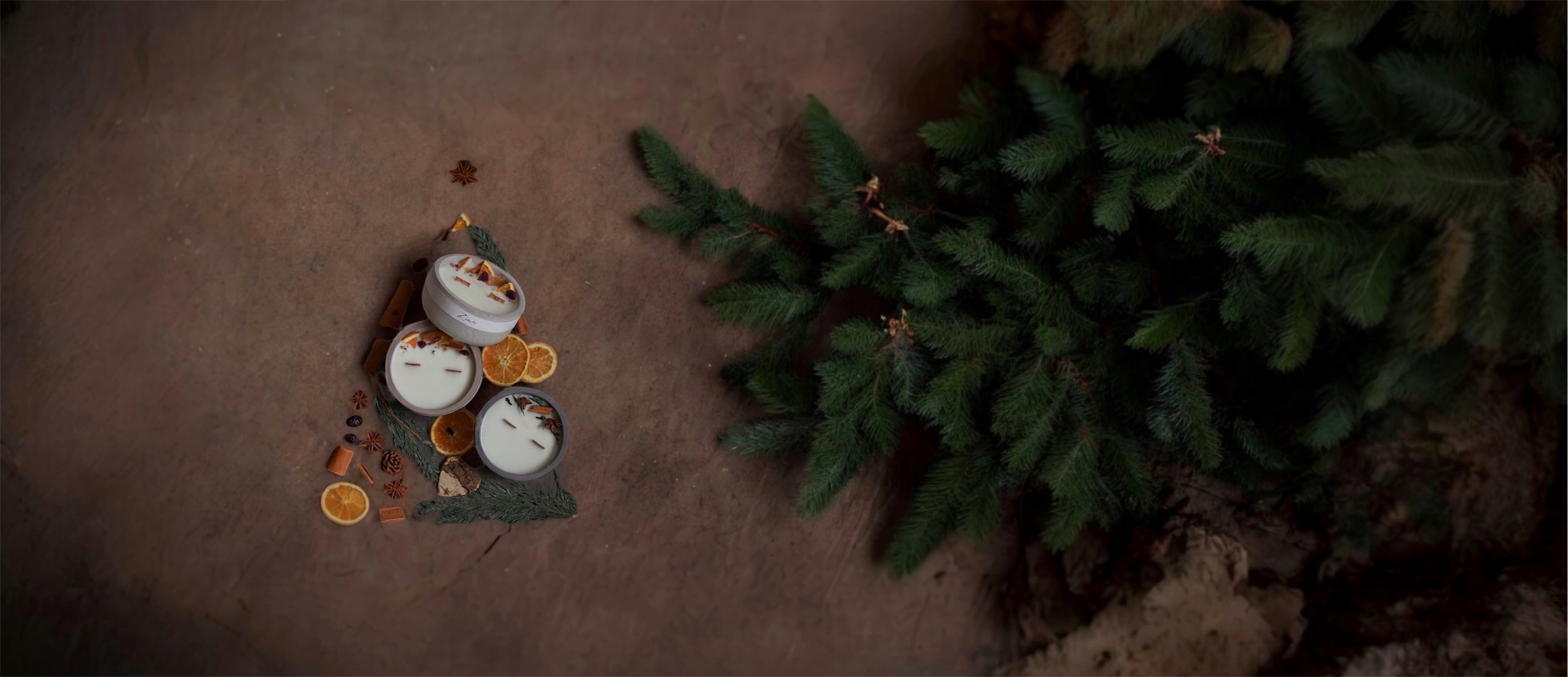 vanocni stromecek ze svicek a zdobeni