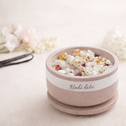 betonova miska s vonnými dekorativními vosky Babí léto, sušené květy a přírodní detaily na světlém krémovém pozadí.